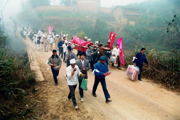 金凤说趣闻|婆婆安葬不久,儿媳发生车祸离世,老道士掐指一算说“罪有应得”