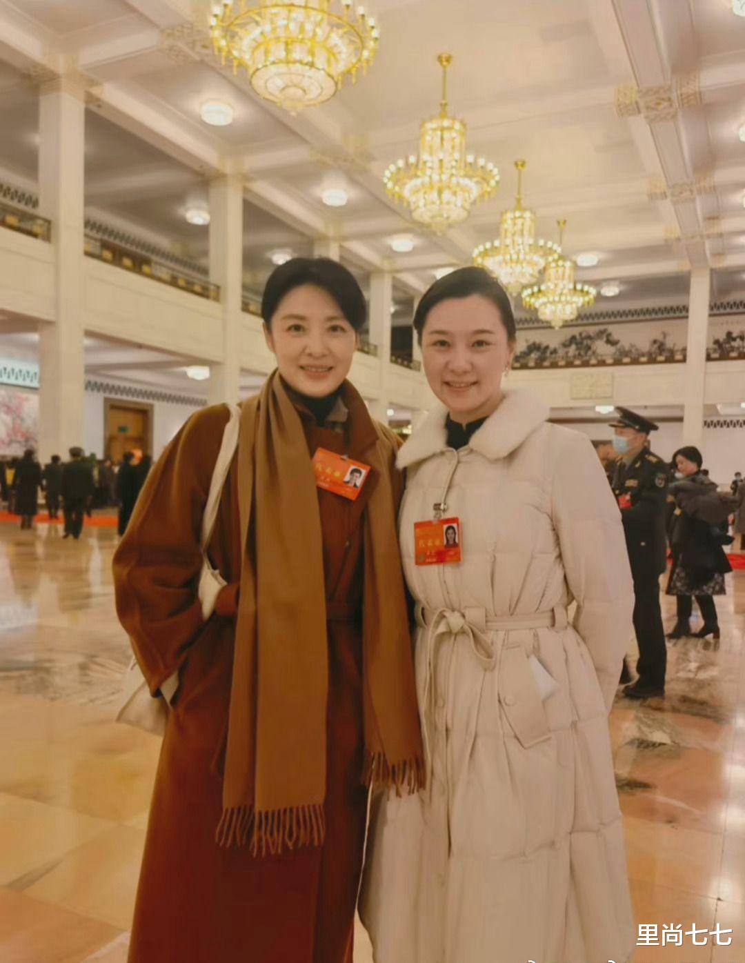 穿衣搭配|周涛“升官”后首露面,穿英伦风大变样,同框许晴不输美貌赢气质