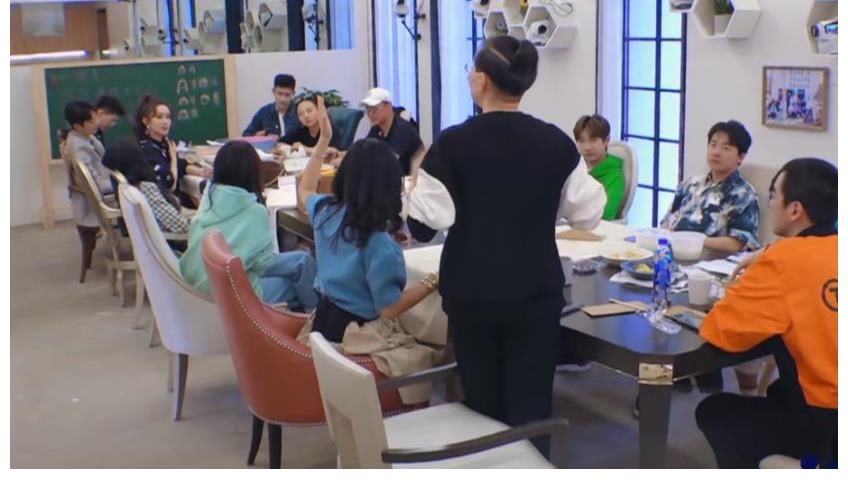 张翰|张翰参加真人秀唯一敢牵手女嘉宾，女孩被逗羞孟子义眼神不一般！