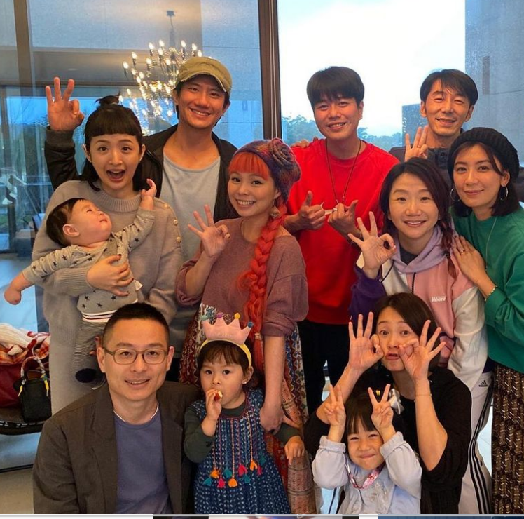 莫小贝|林依晨女儿满月，她向亲友派送精美满月礼盒，公开孩子乳名