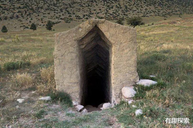 蝴蝶 一道奇怪石门出现在谷歌地图上，石门通向何方？有人挖出一条线索