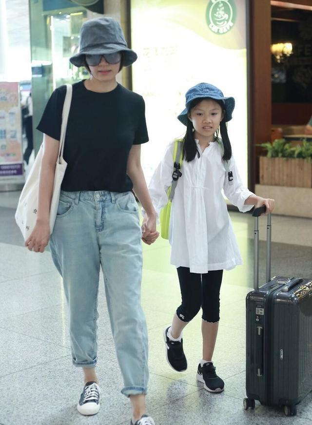 懒美人时尚|生活中的袁泉很低调,和女儿都是穿地摊货,走在机场完全认不出