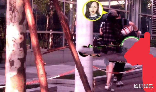 唐嫣|唐嫣接娃回家，抱着女儿母爱爆棚，母女俩穿亲子装超温馨