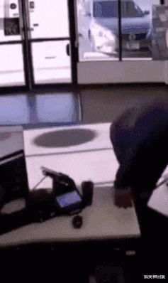 搞笑神回复|神回复:“这个女的就偷了几个荔枝而已,至于绑树上吗?”网友神回复!