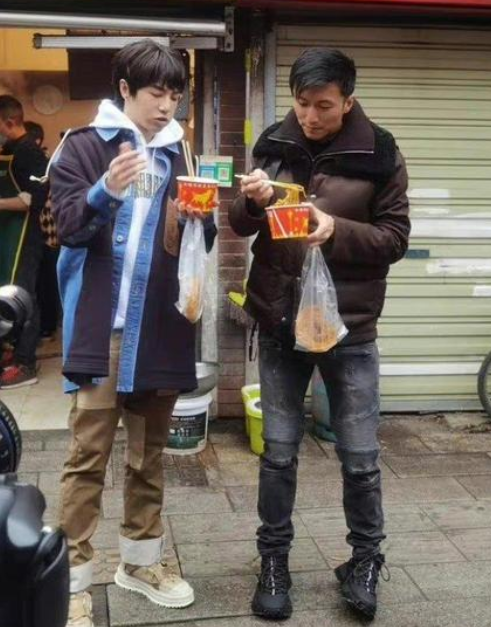 谢霆锋|41岁谢霆锋现身小餐馆！翘二郎腿打扮似路人，同粉丝合影手插兜