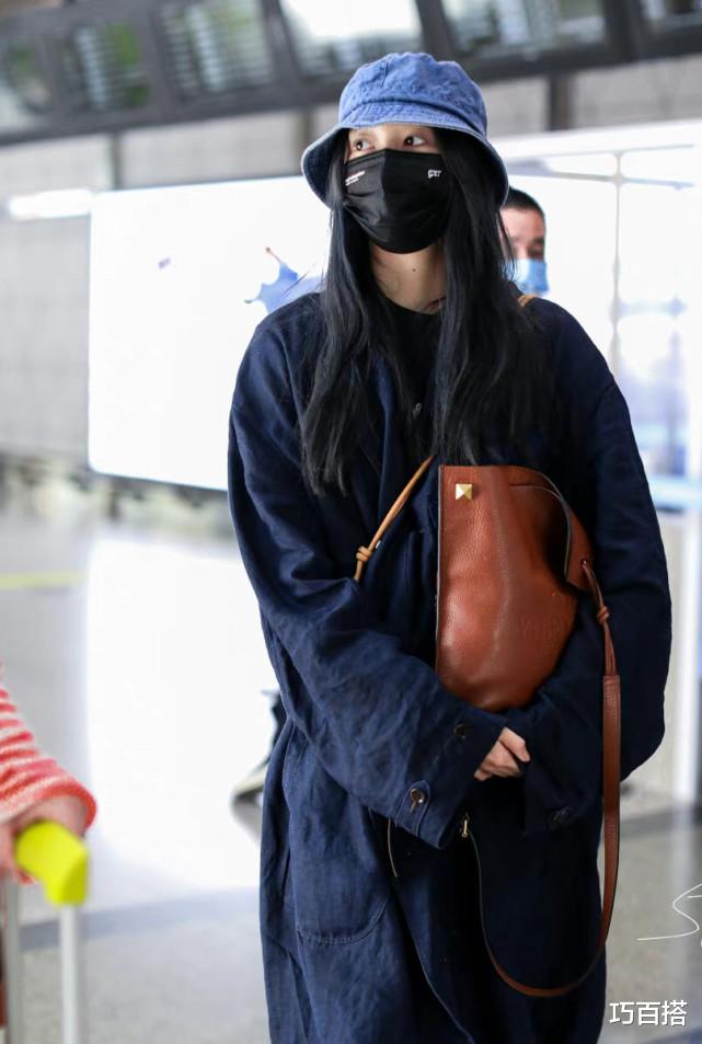 巧百搭|关晓彤越来越“养生”了，穿超长外套走机场，休闲时尚值得参考