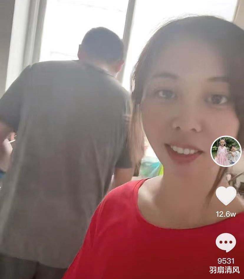 羽扇清风 田静晒重阳节合体手势舞：一个是妈妈，一个是我