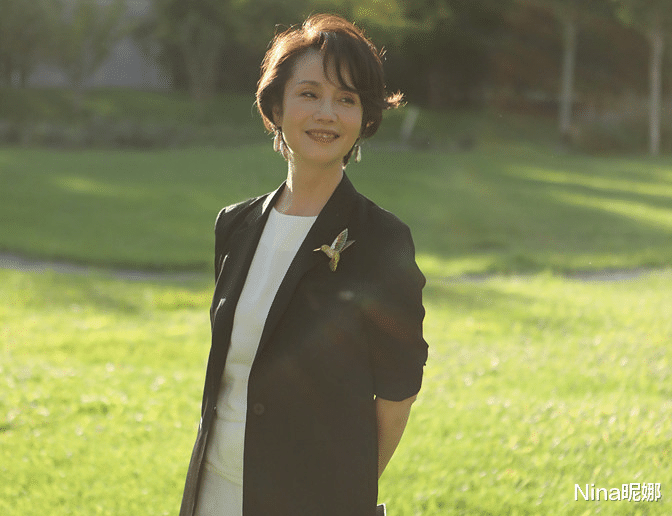 徐俐|央视主持徐俐退休好惬意,穿个性卫衣回农村自拍似女星,头戴黄花颜值高