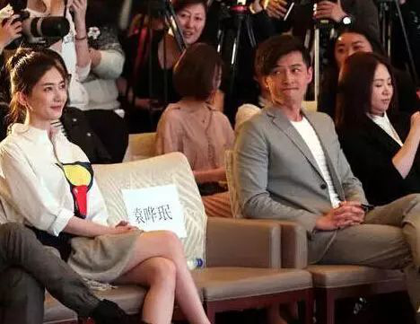 胡歌|胡歌不再沉默，面对所有人做出婚姻承诺，两句话草草了事