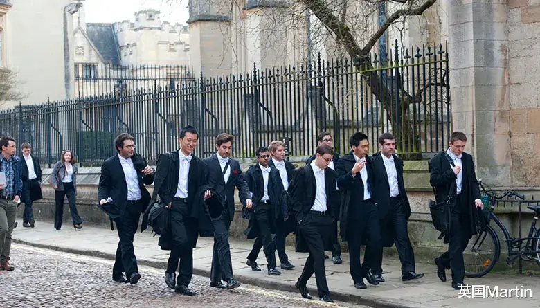 大学|英国当地公认最好的四所大学，也是顶尖贵族大学，附加个隐藏学校