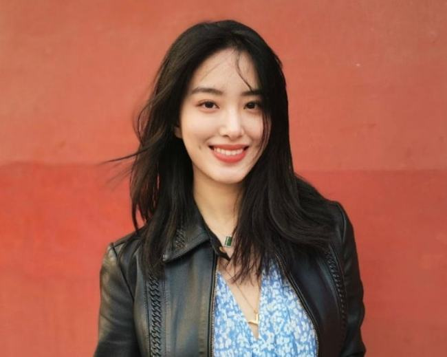 杨采钰|杨采钰豪宅内热舞，穿运动内衣秀傲人身材，因动作幅度大露出赘肉