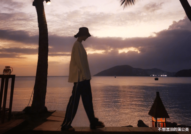 杨紫|杨紫晒度假照，穿拖鞋在海边散步、荡秋千，自拍“巴掌脸”又小又美