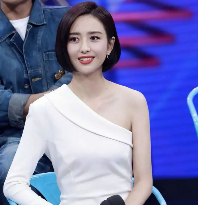 佟丽娅|有一种“偏心”叫佟丽娅父母，给了妹妹盛世美颜，姐姐却像路人