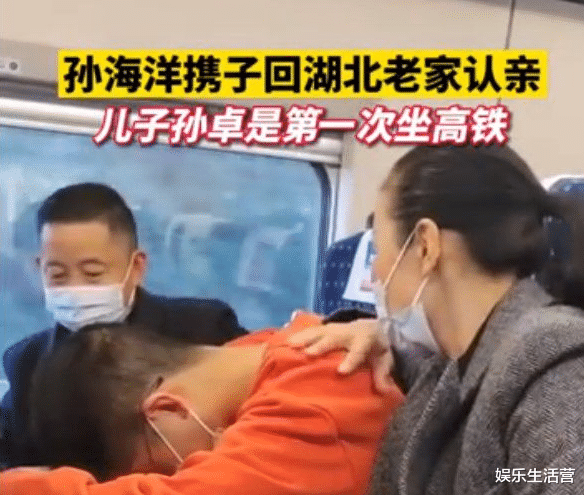 鲜花|孙卓手捧鲜花回乡，人群拥簇笑容难掩，被拐14年，他失去了什么？