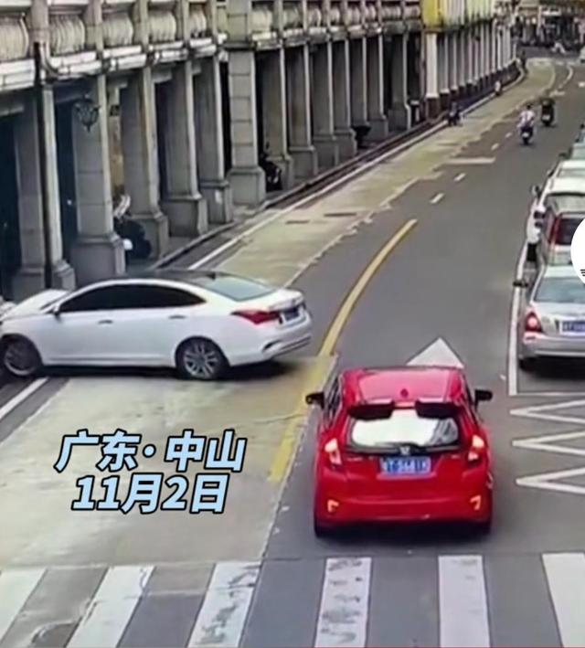 人算不如天算,广东中山一女子驾车失控,算命先生当场被砸晕