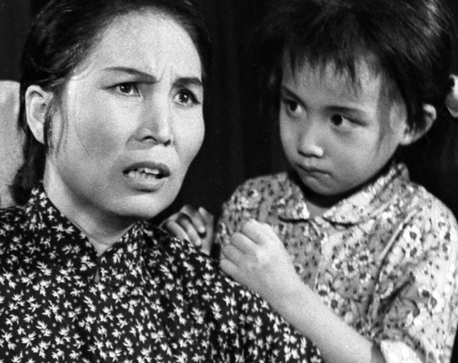 黄磊|黄磊晒女装童年照，扎两个可爱小辫撞脸次女，直言以为妹妹穿越了