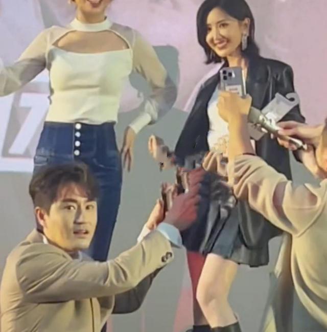 杨玏|杨玏借机王玉雯,主动搬行李,女方熟练坐上副驾驶,力破分手传闻