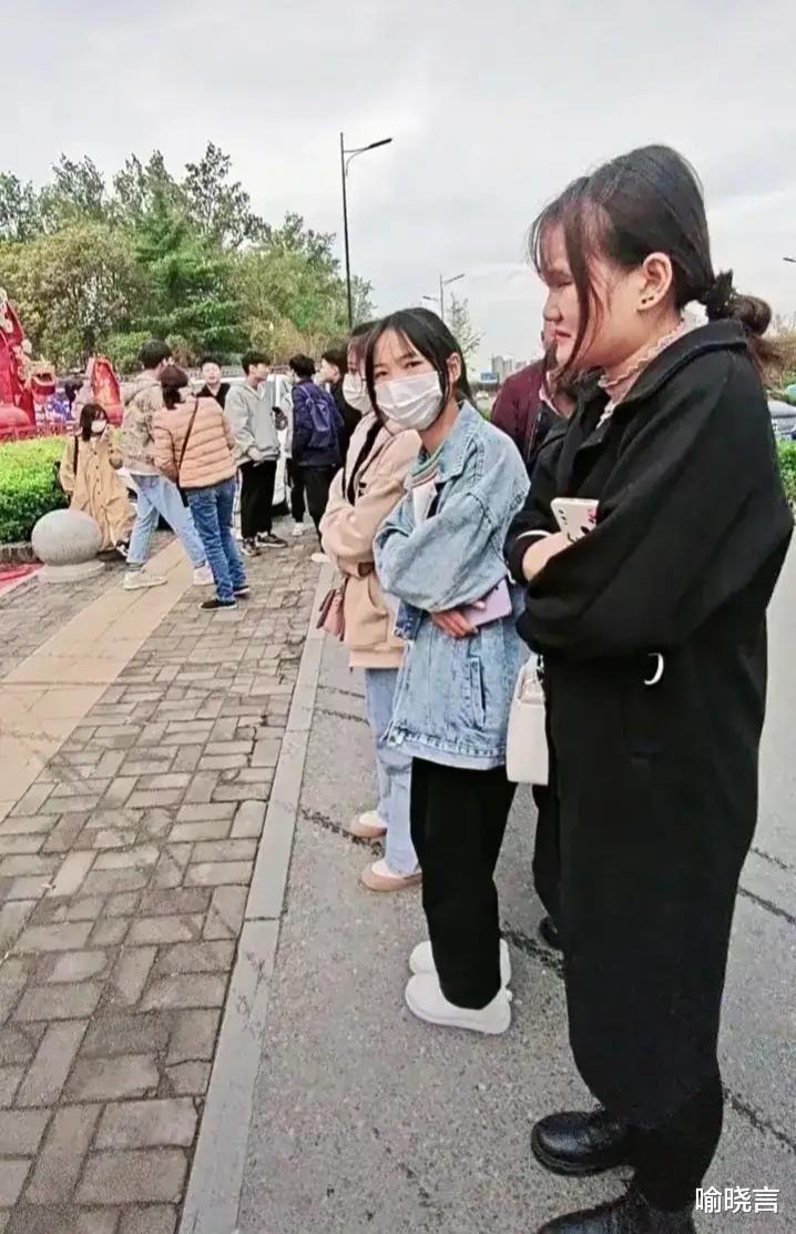 喻晓言 今天开封格外冷，几位主播很早就来到现场，在人群中继续找28事件，那个年代的手环手环