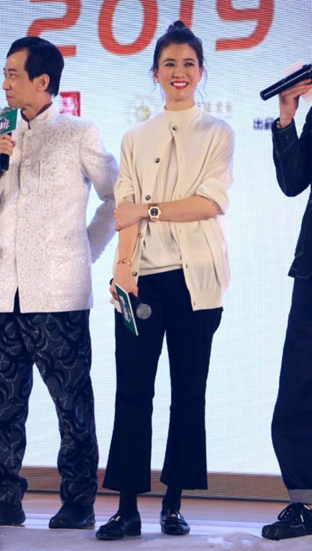 穿衣搭配|袁咏仪天然脸果然自信，穿着朴素还敢全素颜，简单随性却很高级