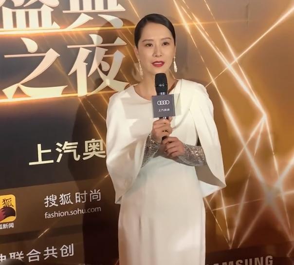 李若彤|年终红毯：Baby白得“冻”人，李若彤秀水蛇腰，张雨绮巧遮事业线