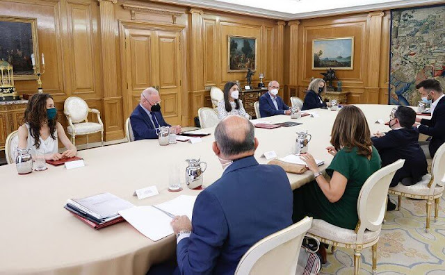 全球时尚风行|48岁莱后的营业状态好真实！白发掩面老太多，昔日旧裙穿出初恋感