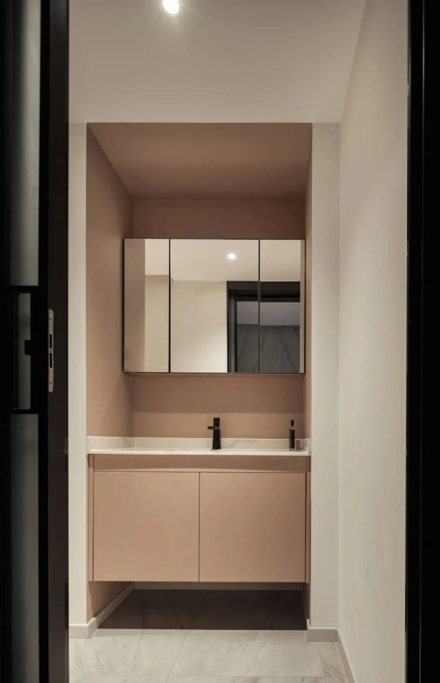 82㎡现代简约丨入户飘窗变卡座，开放式餐厨厅布局绝了