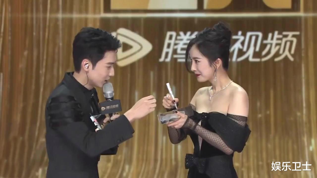 杨幂|杨幂拾光盛典造型好辣，生图美艳首次尝试深V，签名笔写不出字反应好憨