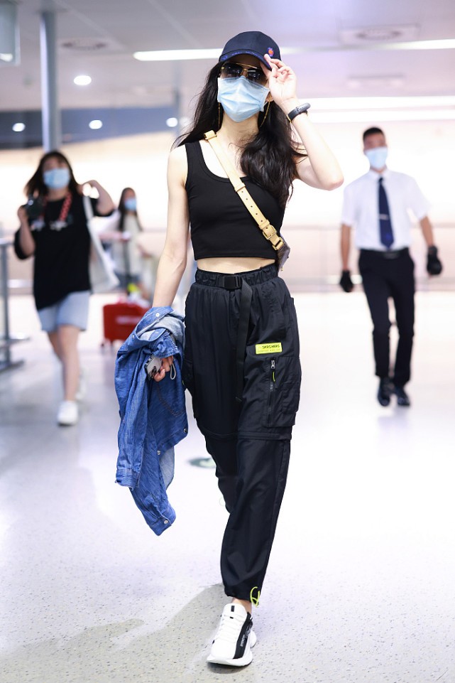 大表姐的时尚圈|韩雪的造型真显气场，“露腰式”搭配活力潮流，38岁这样穿够大胆