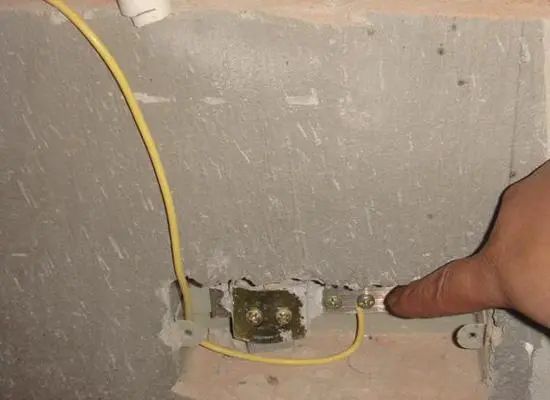 良心电工提醒：热水器地线接墙里能用吗？很多人装错了，难怪漏电