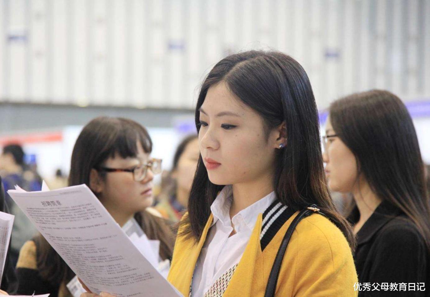 主持人|“领诵员”冯琳再次公开亮相，褪去青涩学生气，取而代之愈发知性