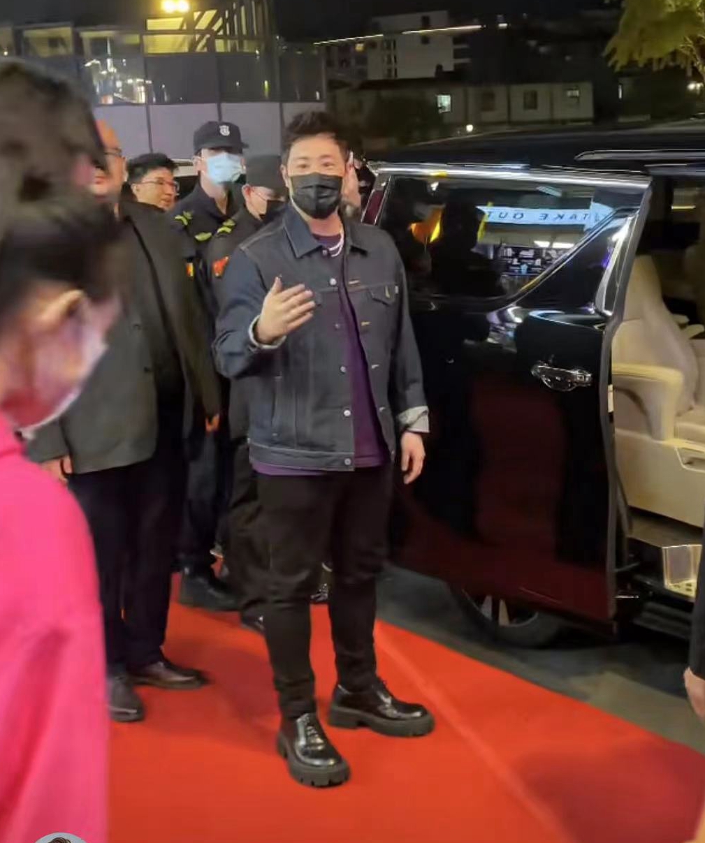 杨紫|宣云陪潘玮柏现身餐厅开业礼不敢直面粉丝，只与丈夫人形立牌合影