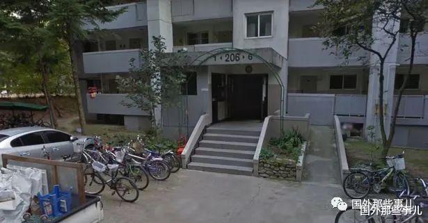 男子扮快递员上门杀死25岁姑娘和其母亲妹妹,在3具尸体旁吃喝3天