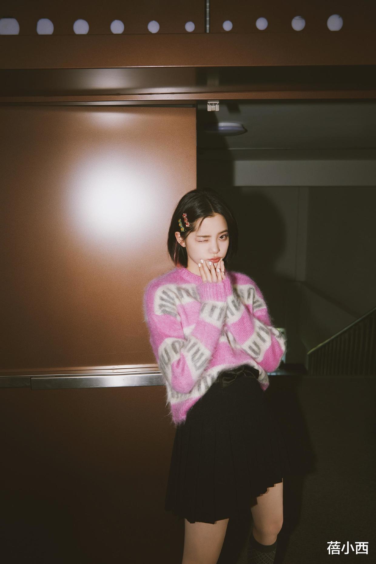 蓓小西 欧阳娜娜私下真会穿，粉色羊毛衫配A字半裙，年轻女孩就该这么穿
