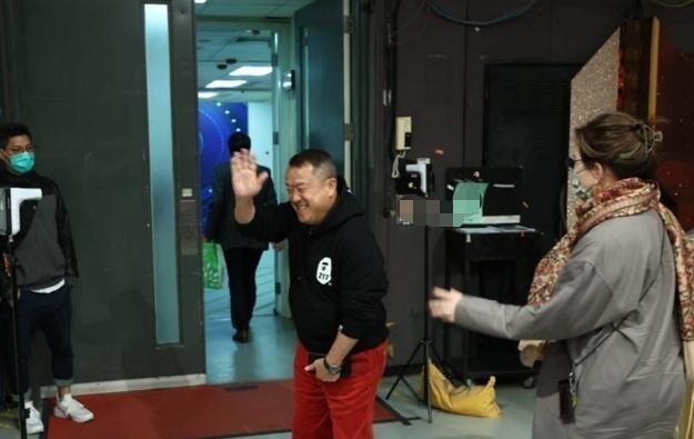 摇滚乐队|作为谭咏麟好友，曾志伟被问及他约粉睡觉一事，他的反应暴露修养