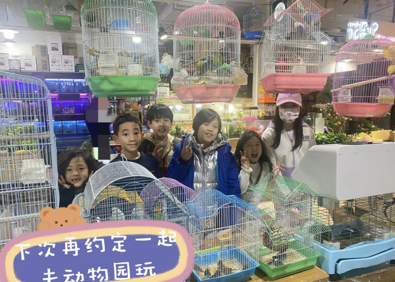 小泡芙|刘畊宏晒爸爸5聚会照，春哥一手抱Jasper一手抱小泡芙，笑容满足