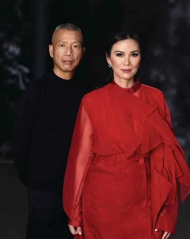 朱之文|邓文迪又靠男人上位？与会玩火的男人拍时尚大片，浓妆艳抹好亮眼