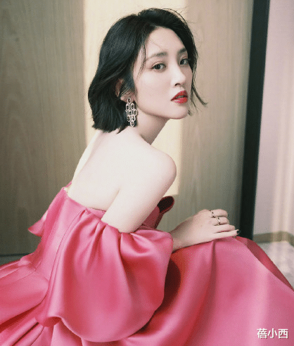 蓓小西 唐艺昕当妈后身材有“料”了，穿芭比粉泡泡裙亮相，凹凸感十足