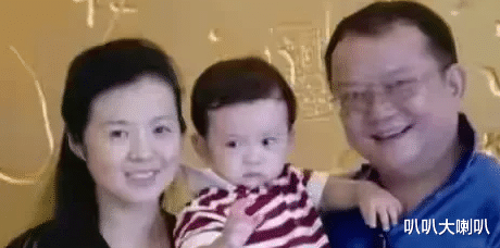 王刚|71岁王刚生活照曝光，紧搂混血外孙和孙女，表情看上去好兴奋