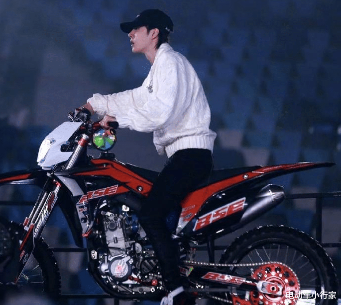 王一博|蔡徐坤、王一博、肖战座驾曝光？看到实车后：没想到差别这么大