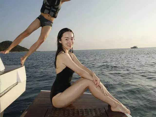 霍思燕|41岁霍思燕和36岁杜江出海游玩: 身材火辣皮肤白皙, 镜头前笑容可掬