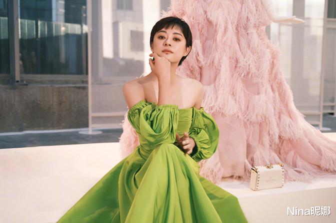 孙俪|孙俪打卡迪士尼，穿皮衣牛仔裤像帅小伙，老夫老妻玩公主抱太腻歪