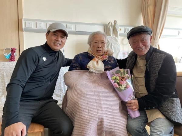 秦怡|秦怡“不值得羡慕”的百岁人生：二婚丈夫出轨胞妹，照顾病儿43年