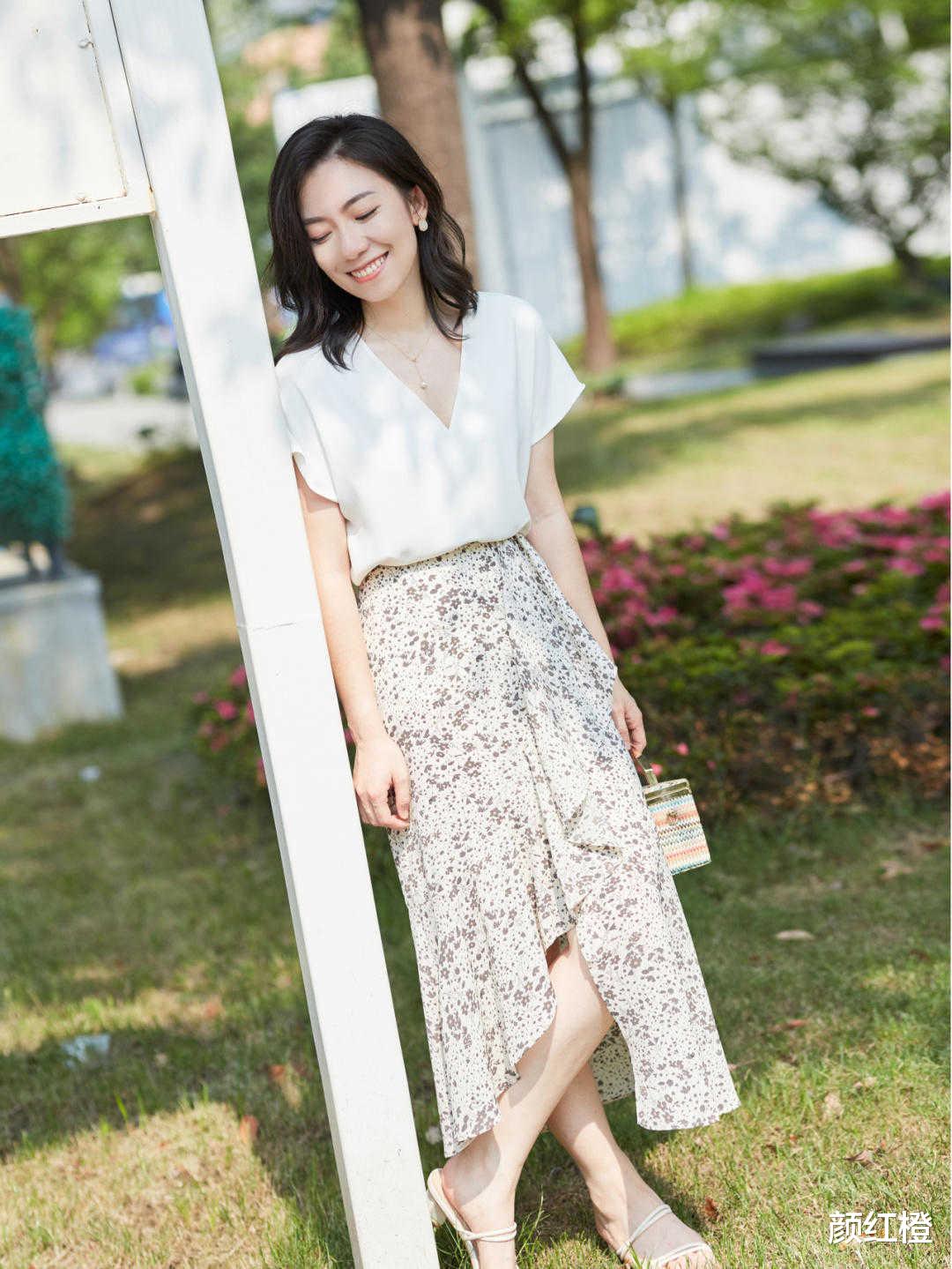 颜红橙|秋天如何穿好“碎花裙”?这几个思路值得借鉴,温柔优雅又减龄