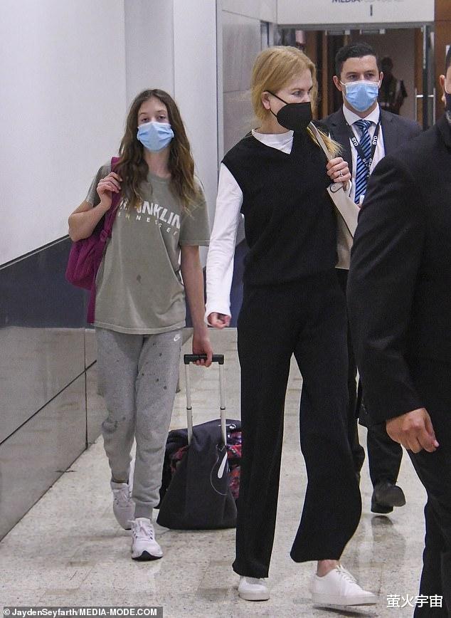 妮可·基德曼|54岁妮可·基德曼素颜现身,携两个女儿抵达悉尼,身材像妈妈