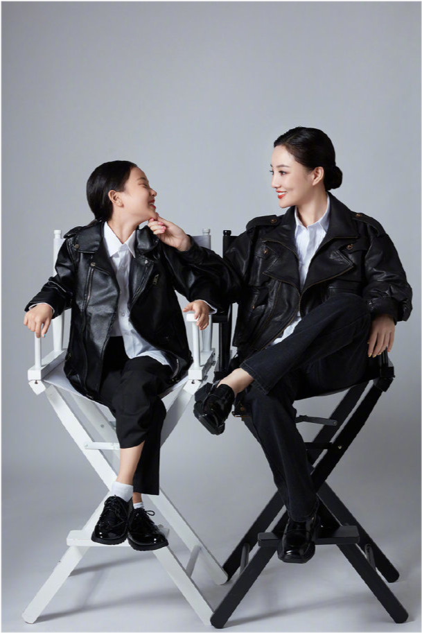 时尚风行派 9岁甜馨彻底华丽大变！穿吊带裙惊艳美成女明星，化精致妆容美到爆