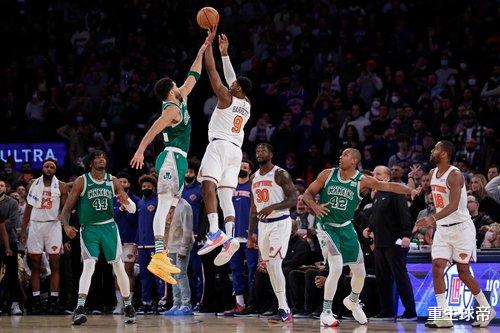 蘭德爾|嗨翻全場！蘭德爾帶球撂倒兩名防守球員上籃得分，后者倒地遲遲起不來