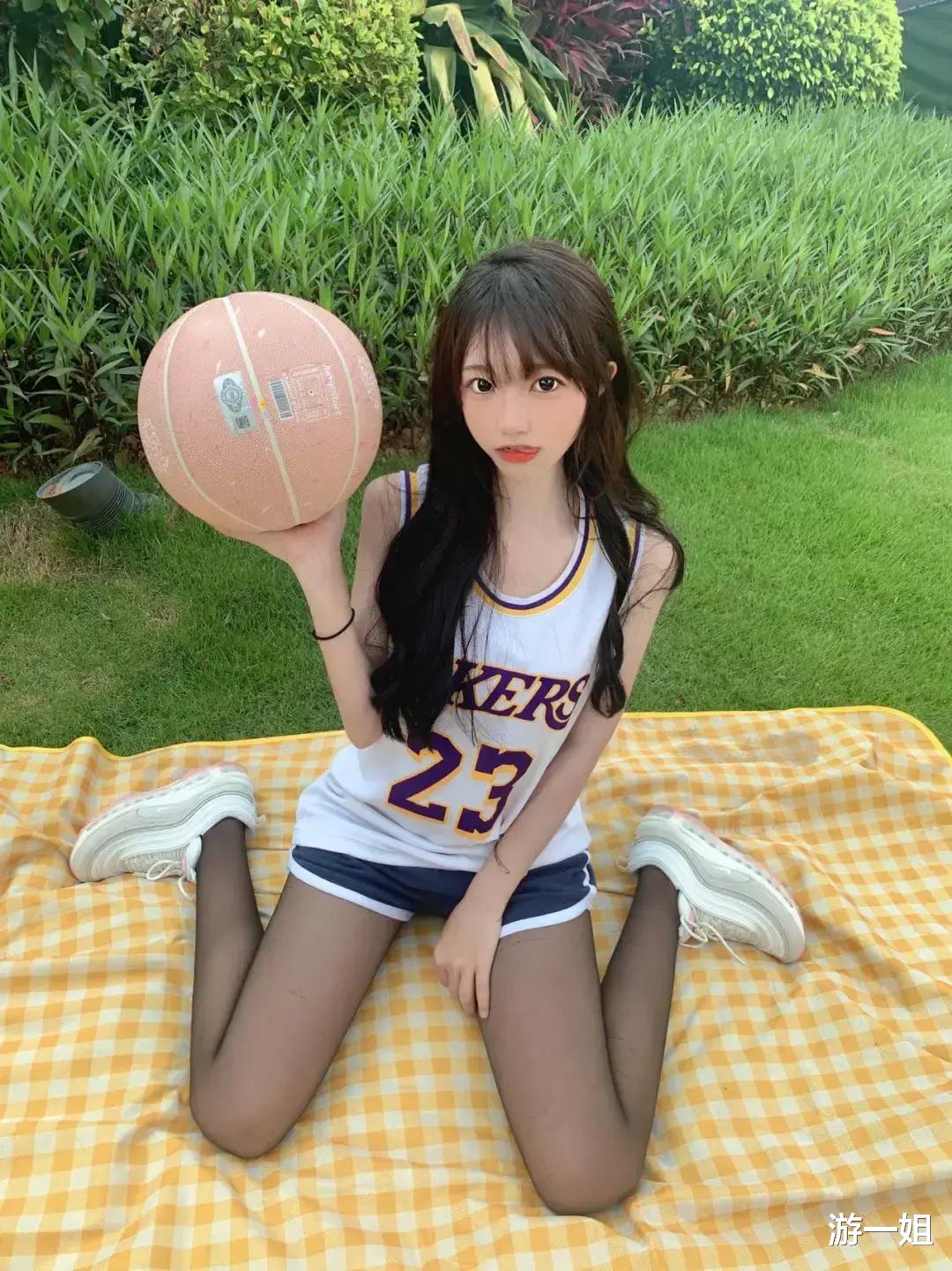游一姐 刚踏进社会的女大学生自述：情人背着我和前任小三生儿子