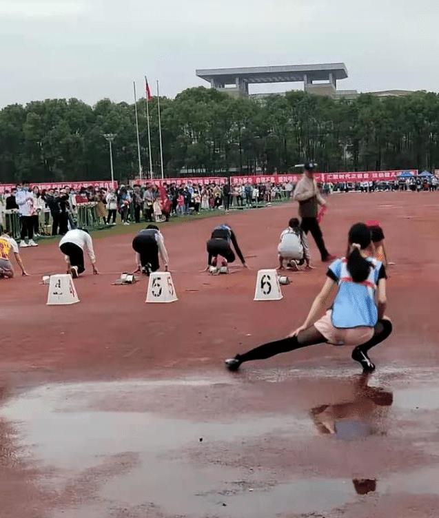 徐丰溪|浙江金华：女子穿黑丝现身运动会，其长跑遥遥领先，最终跑个第一！