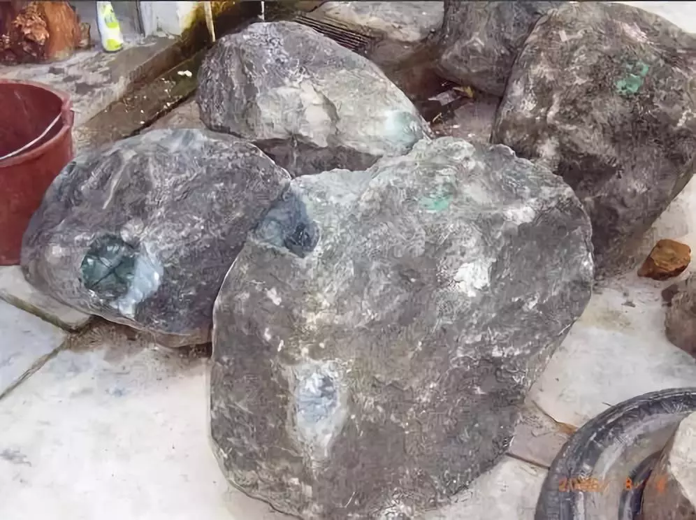 翡翠|缅甸人赌石做假过程