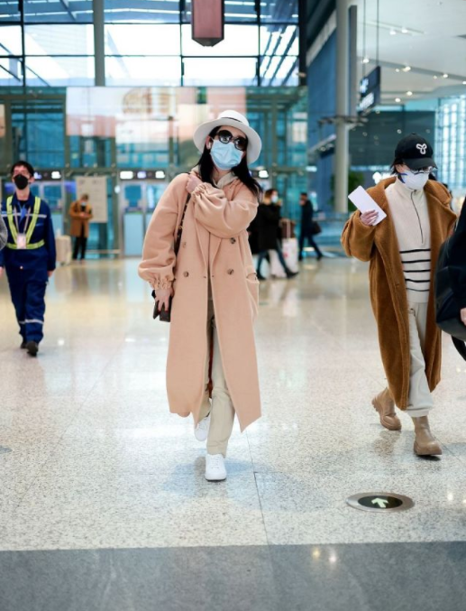 秦海璐|秦海璐打扮真高级，大衣配家居服温暖舒适，气场强大不容忽视